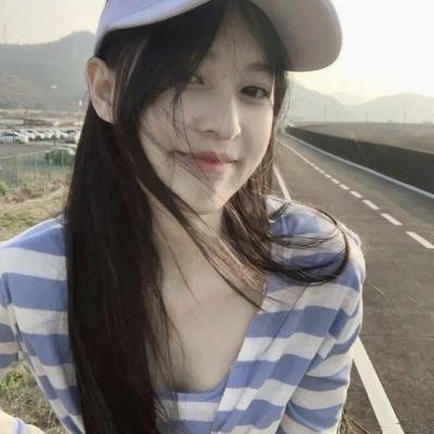 穿黄睡衣的女孩